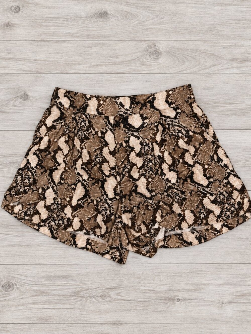 H&M Women’s Size 10 Snakeskin Print High Waisted Flowy Shorts Brown Tan